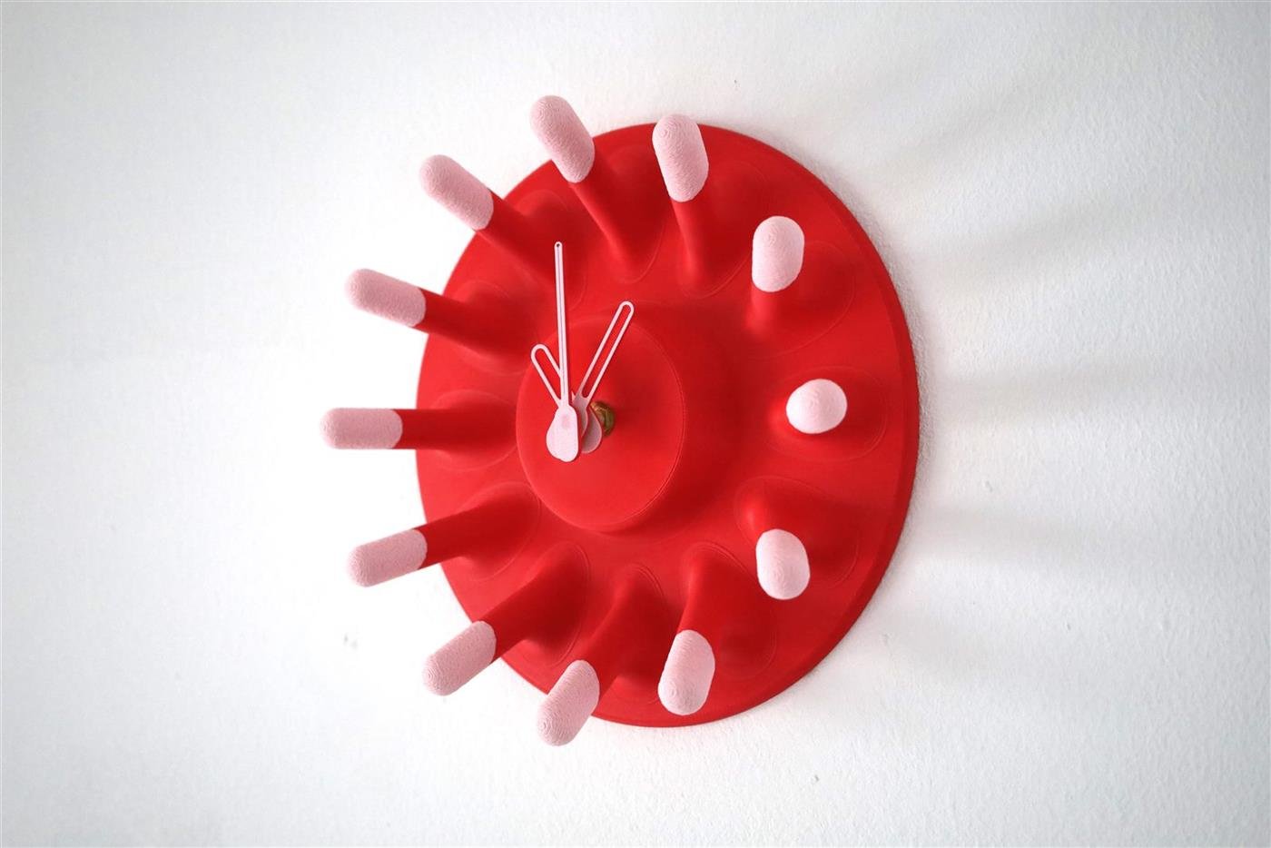 Finger Clock, reloj escultórico amarillo